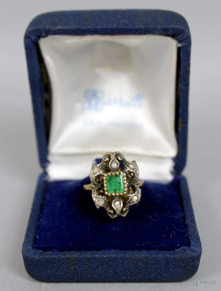 Anello in oro 18 kt. e argento con smeraldi e diamantini, gr. 5,1.