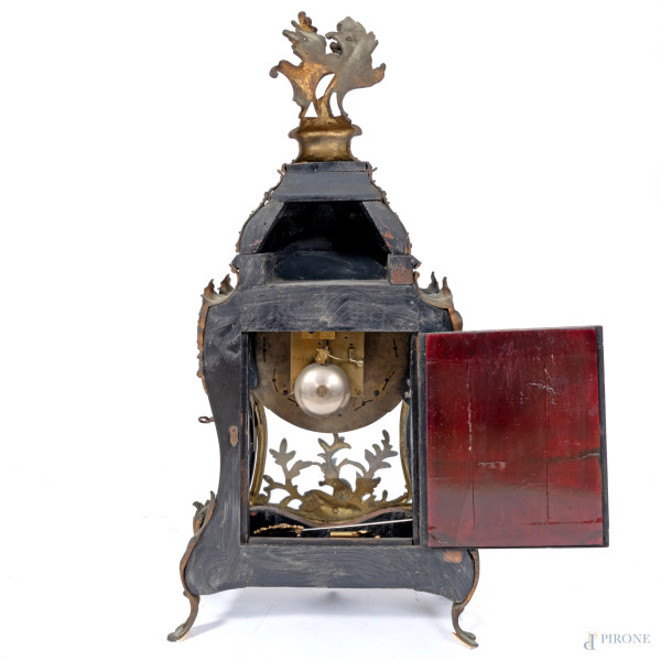 Pendola da tavolo con cassa in legno impiallacciato con inserti in bronzo cesellato a motivi vege...