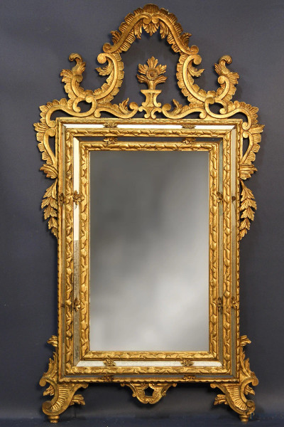Specchiera di linea rettangolare in legno intagliato e dorato, XIX sec.