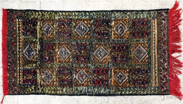 Tappeto afgano, cm 145 x 75.