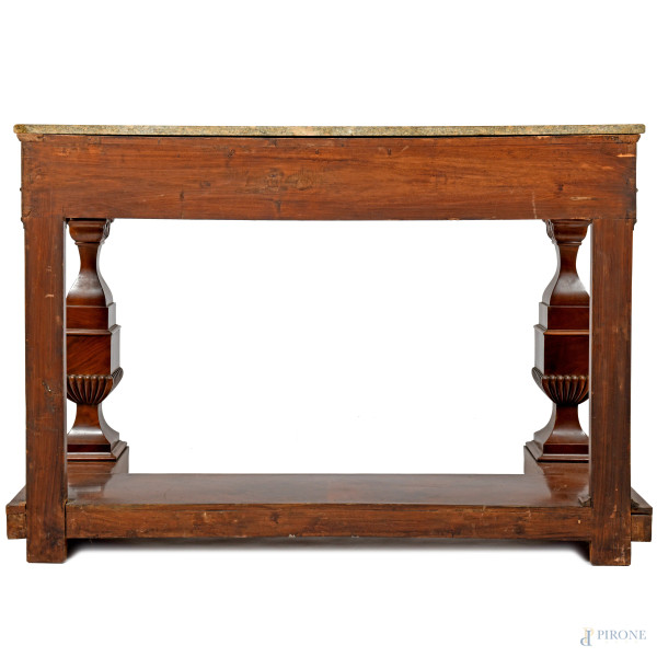 Consolle in radica con piano in granito, fronte sagomato e gambe anteriori a balaustra raccordate...