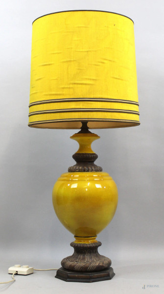 Lampada in ceramica gialla, base in legno, cm h 105, XX secolo.