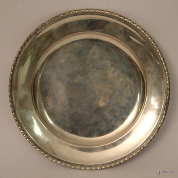 Piatto in argento con bordo cesellato, gr. 280, XIX sec.