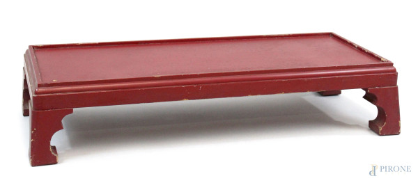 Basso tavolino in legno laccato rosso, cm 16x31,5x73, XX secolo, (difetti).