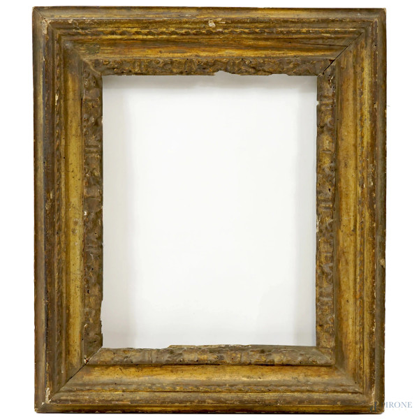 Cornice in legno intagliato e dorato, XVII-XVIII secolo, ingombro cm 61x52,5, battente cm 44x35,5, (difetti)