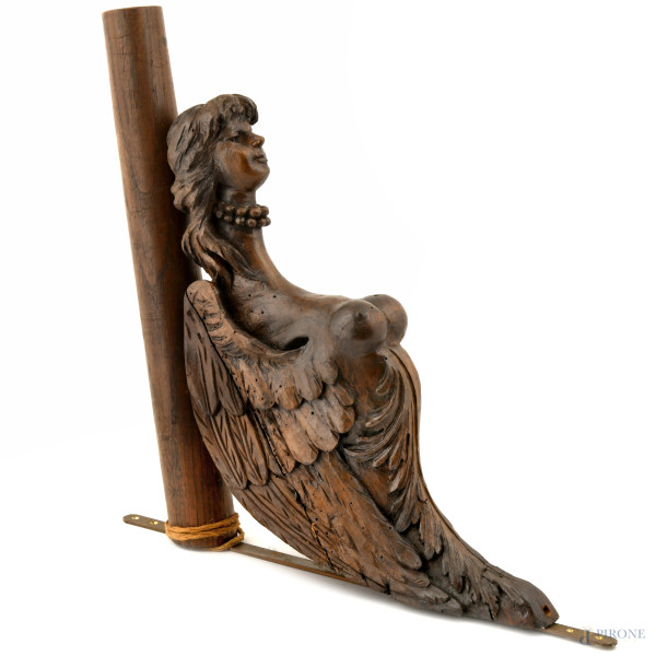 Polena con figura femminile in legno intagliato, XIX secolo, cm 51x41, (difetti)