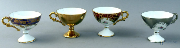 Lotto composto da quattro tazzine con piattini in porcellana Limoges.