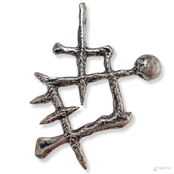 Arnaldo Pomodoro (1926-2025), Rilievo astratto, “pendant” in metallo argentato, cm 6,5x5, firmato