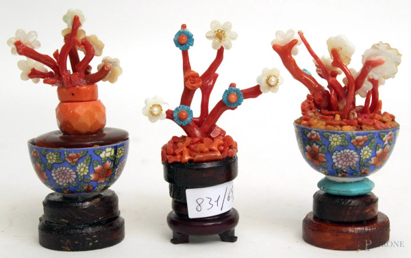 Lotto composto da tre alberi in corallo con roselline poggianti su basi diverse, h. 12 cm.