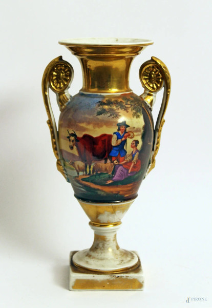Vaso Impero in porcellana dipinta a scena di paesaggio e pastore, h.25 cm.