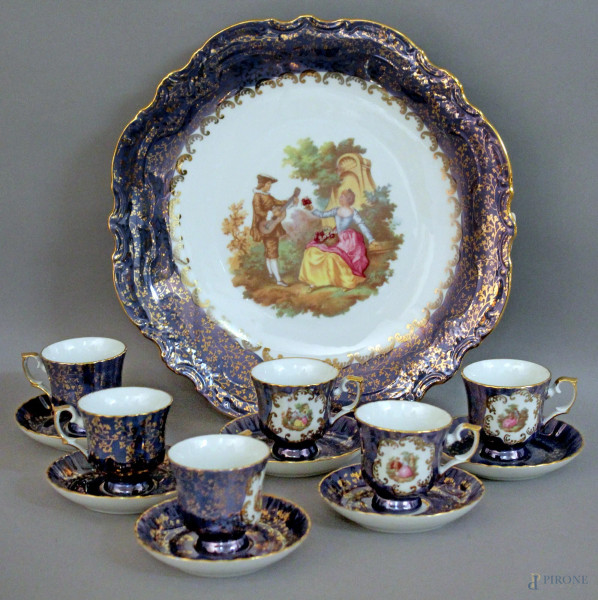 Servizio da caff&#232; in porcellana Limoges, con particolari dorati, composto da: sei tazzine con piattini ed un centrotavola.