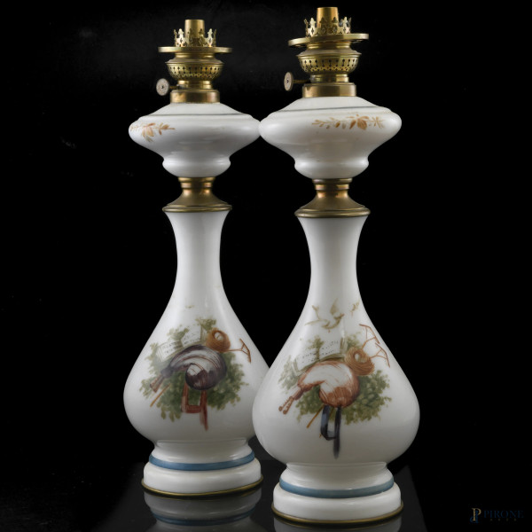 Coppia di lampade da tavolo in opalina bianca dipinte con cornamusa, spartiti e volatili. Inserti in bronzo dorato, XX secolo, altezza cm 60 (difetti, da revisionare)
