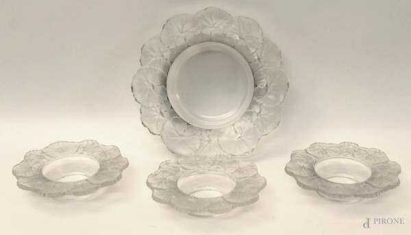 Lotto composto da un centrotavola e tre coppette in cristallo Lalique, diam. 22 cm e diam. 15 cm, (piccola sbeccatura sul centrotavola).