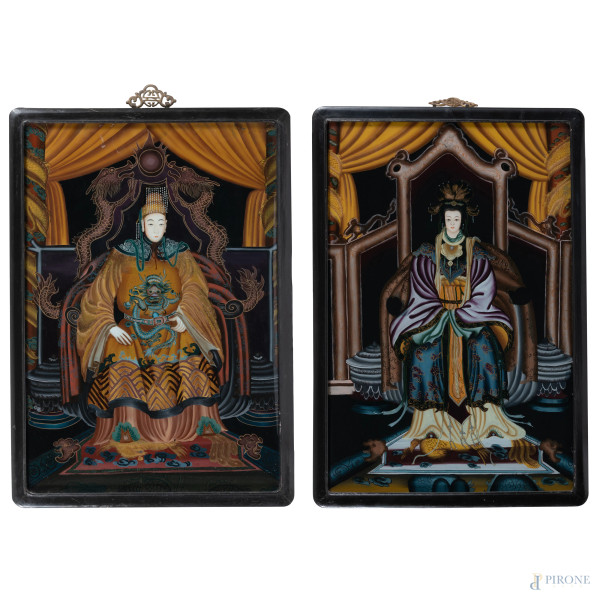 Coppia di dipinti sottovetro raffiguranti dignitari orientali assisi, XX secolo, cm 65,5x44,5, entro cornice