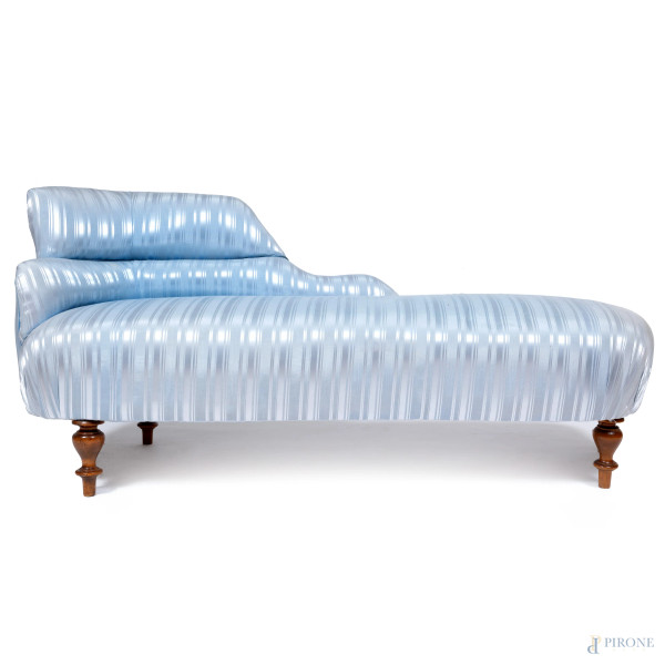 Dormeuse con struttura in legno rivestita in tessuto celeste, XX secolo, cm 79x178x56, (segni di usura, consunzioni, scalfiture, difetti)