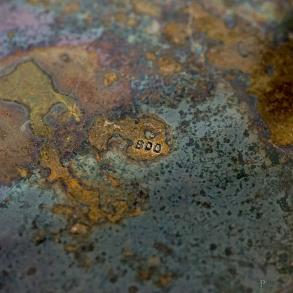 Centro tavola in argento con bordo polilobato decorato a cesello e sbalzo con inserti in lapislaz...