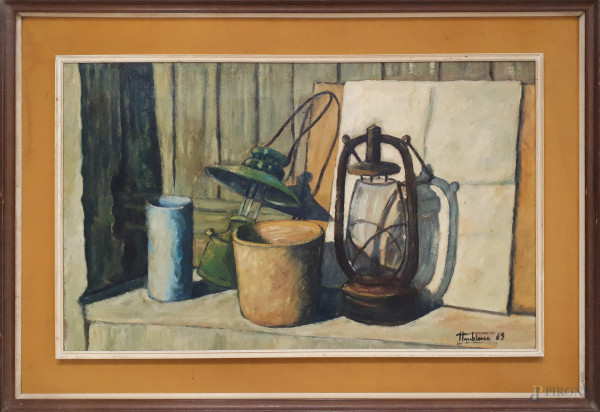 Artista del Novecento, composizione con oggetti, 1969, olio su tela, cm 50x80, firmato e datato in basso a destra, con cornice