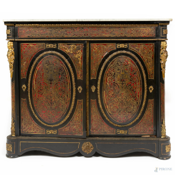 Credenza in stile Boulle con piano in marmo, XX secolo, cm 106x127,5x41,5, (segni di usura, scalfiture, difetti, sollevamenti e rotture)