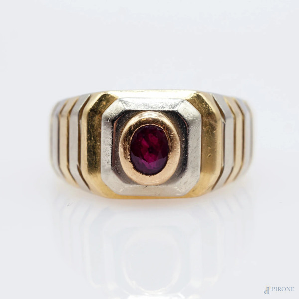 Anello in oro giallo e bianco 18 kt con rubino centrale, misura n. 18, peso gr. 13, (imperfezioni...