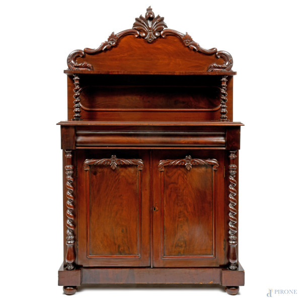 Credenza in mogano con corpo inferiore scandito da due sportelli intagliati affiancati colonnine tortili. Corpo superiore con elemento apicale intagliato a cimasa sorretto da coppia di colonnine tortili, XX secolo, cm 172x107x45, (difetti)