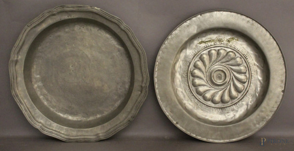 Lotto composto da due piatti in peltro di cui uno a rilievo ed inciso, XVIII sec., diametro massimo 38 cm.