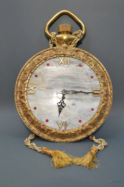 Orologio da muro su modello di cassa in bronzo cesellato e dorato con quadrante in marmo con particolari in pietre rosse, h. 54x38 cm.