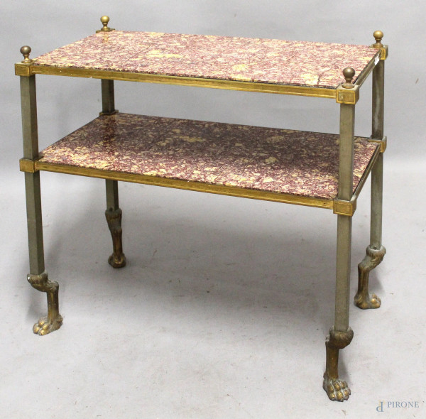 Tavolino d&#39;appoggio di linea rettangolare, in bronzo e ottone a due piani in marmo, cm 60x54x27.