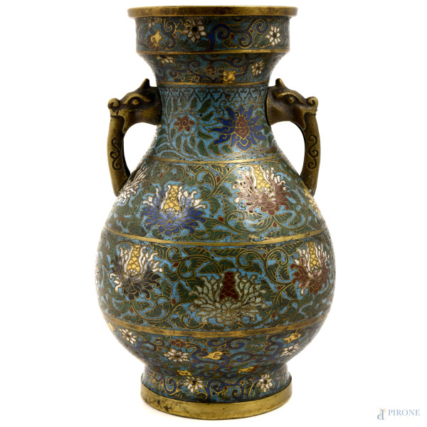 Vaso cloisonnè in bronzo a doppia presa a guisa di draghi. Decorazione a fasce concentriche raffigurante fiori e girali fogliati, XX secolo, altezza cm 36, (difetti)