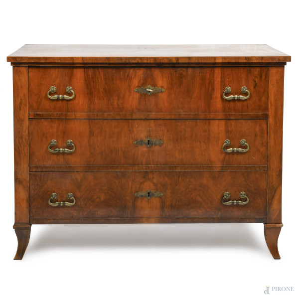 Cassettone in legno impiallacciato a tre cassetti al fronte, XX secolo, cm 88x115x58, (segni di usura, scalfiture, graffi, difetti)