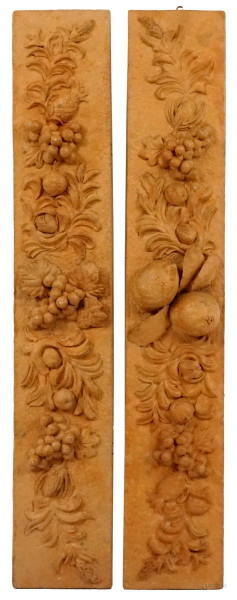 Coppia di fregi in terracotta con decoro ad altorilievo a grappoli d'uva, limoni e foglie, cm 71,5x12,5, XX secolo, (difetti).