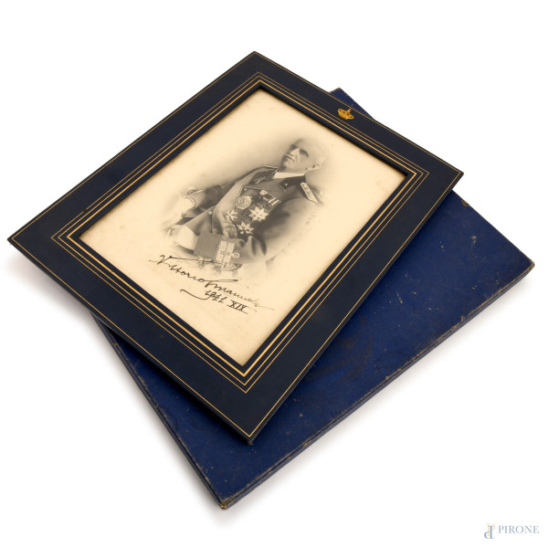 Fotografia su carta Agfa Brovira raffgurante Vittorio Emanuele III, in basso a destra firmata ad inchiostro "Vittorio Emanuele 1941 XIX", cm 35,5x26, (difetti)