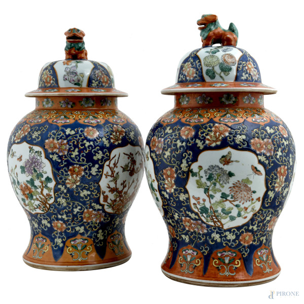 Coppia di cachepot in ceramica policroma con decori floreali a rilievo con coperchi con presa a guisa di cane di Pho, XX secolo, Cina, XX secolo, altezza cm 47,5, (sbecattura e lievi difetti)