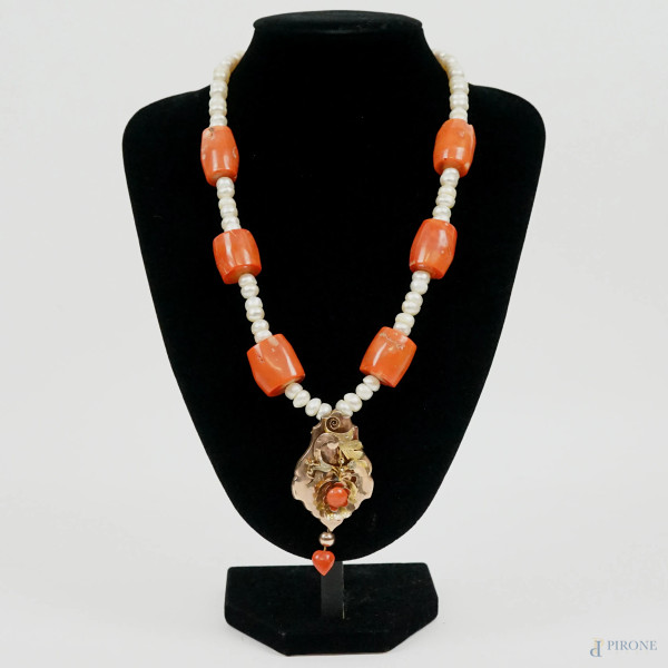 Collana ad un filo di perle con inserti di barilotti in corallo, chiusura e pendente in oro 18 KT lavorato a foggia di fiori, lunghezza cm 33.