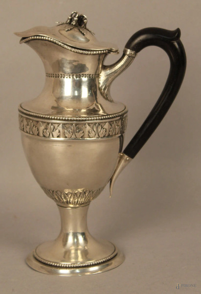 Versatoio in argento cesellato, manico in legno ebanizzato, periodo XVIII sec, altezza cm 22,5, gr. 440.
