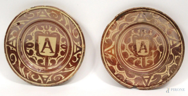 Coppia piatti in maiolica dipinta e smaltata con decori a ghirlande, XIX sec, diam, 25,5 cm, (difetti).