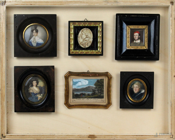 Composizione di quattro miniature, una stampa ed un piccolo ovale a soggetti diversi, XIX- XX secolo, entro un'unica cornice, cm 40x50, (difetti).