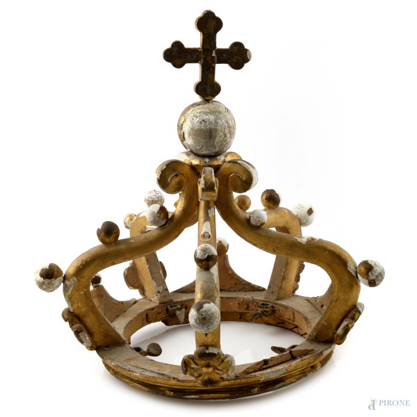 Elemento decorativo a guisa di corona in legno dorato e intagliato, XX secolo, cm 46x41, (segni d'usura, difetti, rotture, mancanze, scalfiture, gravi cadute di doratura)