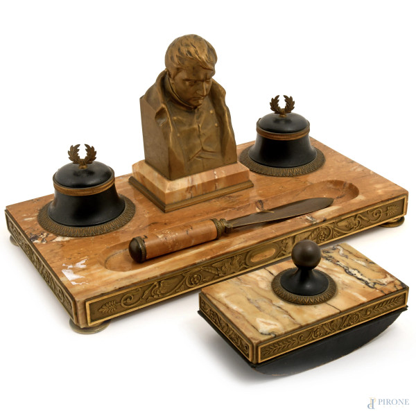 Calamaio in marmo giallo con busto di Napoleone Bonaparte, XIX secolo, cm 23x41,5x22,5, (difetti)