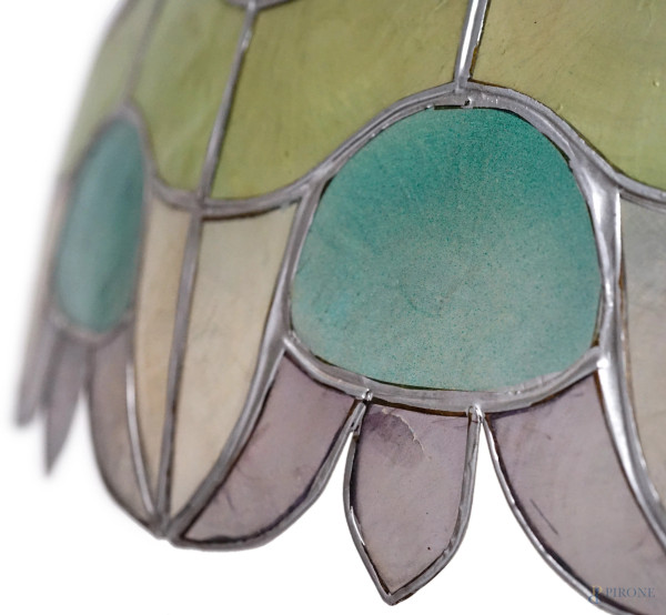 Lampada da tavolo in argento a corpo liscio e base circolare, motivi a foglie nella fascia inferi...