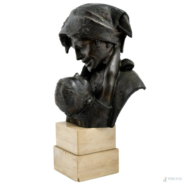 Maternità, XX secolo, scultura in bronzo su base in marmo, altezza cm 47, (scalfiture, difetti, rotture)
