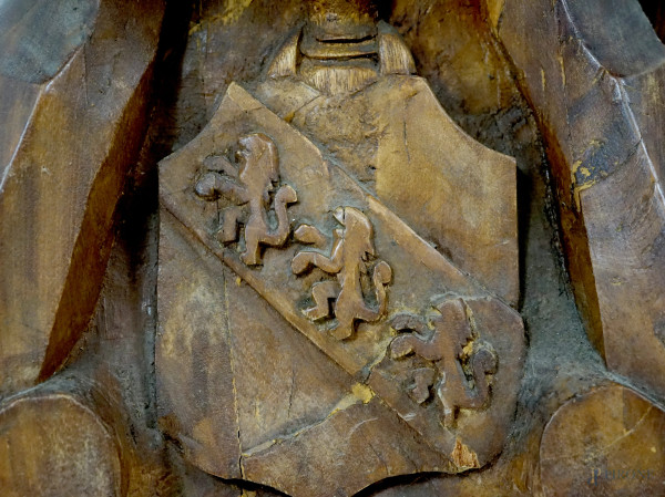 Grande portacero in legno scolpito con stemma della famiglia Iorio, XIX secolo, altezza cm 149 (d...