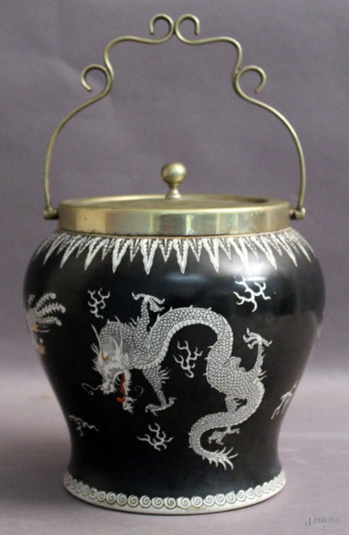 Biscottiera in porcellana dipinta a decoro di draghi e fenici, H 17 cm.