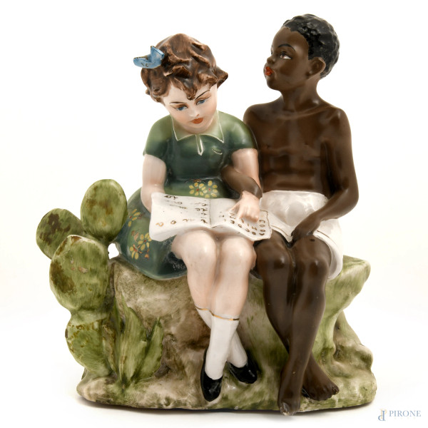 Gruppo in ceramica Tiziano Galli raffigurante bambini che imparano a leggere, cm 22x17x10, firmato al retro, (difetti)