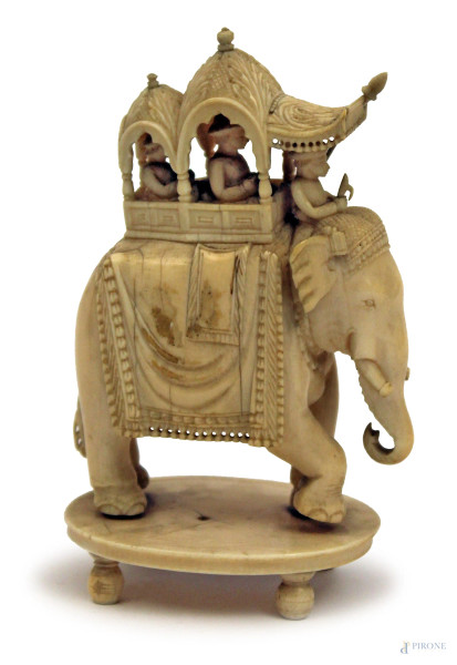 Elefante sormontato da corte reale, scultura in avorio, arte indiana XIX sec., h. cm 10.
