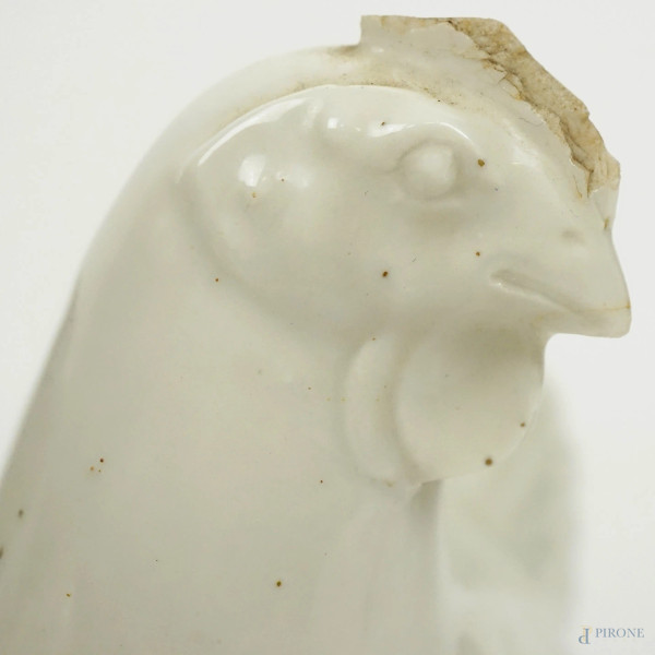 Lotto di quattro oggetti diversi, composto da due vasetti, una scultura ed un piatto in maiolica ...