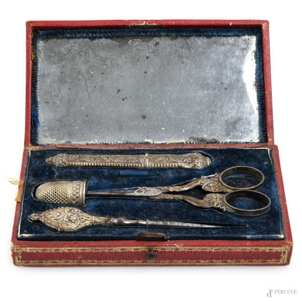 Servizio da toletta in argento, XIX-XX secolo, peso lordo complessivo gr 24, misure massime lunghezza cm 9,5