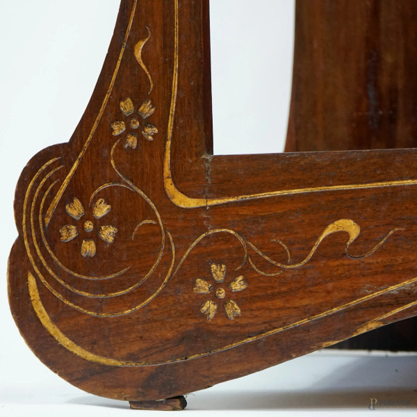 Mobile in stile Liberty in legno impiallacciato con decori floreali incisi e sportello centrale d...