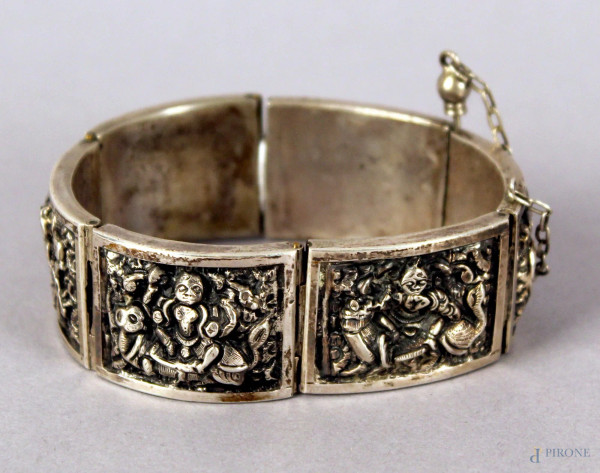 Bracciale rigido in argento con particolari a rilievo, arte orientale.