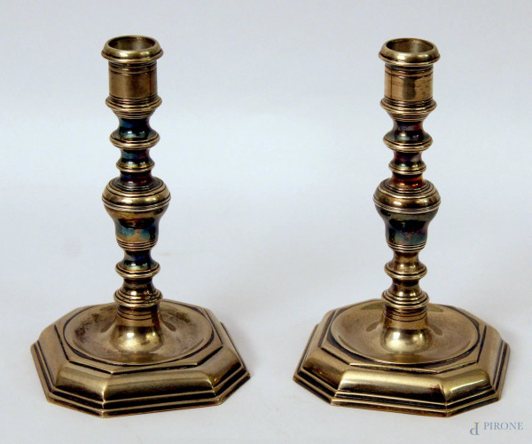 Coppia di candelieri ad una luce in argento, h. 18 cm
