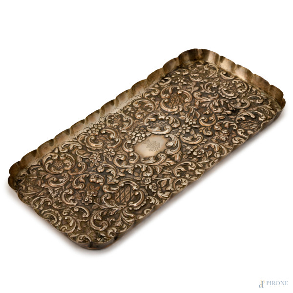 Vassoietto in argento cesellato e sbalzato a intricati motivi vegetali, cm 1,5x22x10,5, gr.130